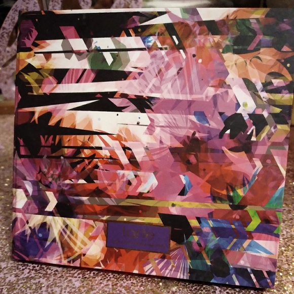 Tarte neutral eyeshadow palette - Picture 3 of 3